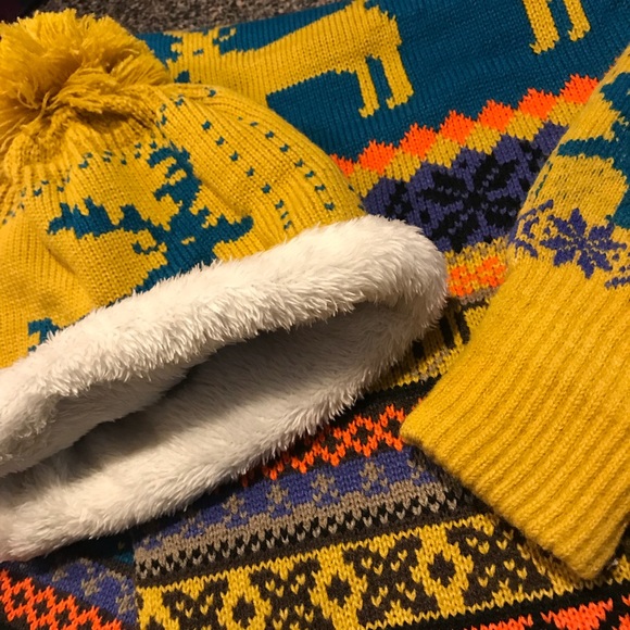 🎀💰SOLD💰🎀Winter scarf, hat and mitten set. - Picture 4 of 4